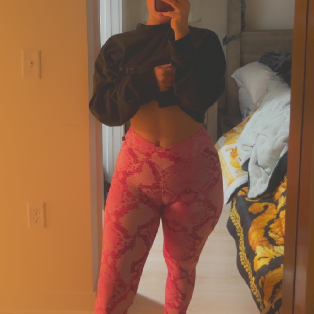 Lici Fit PINK BOA SCRUNCH LEGGING